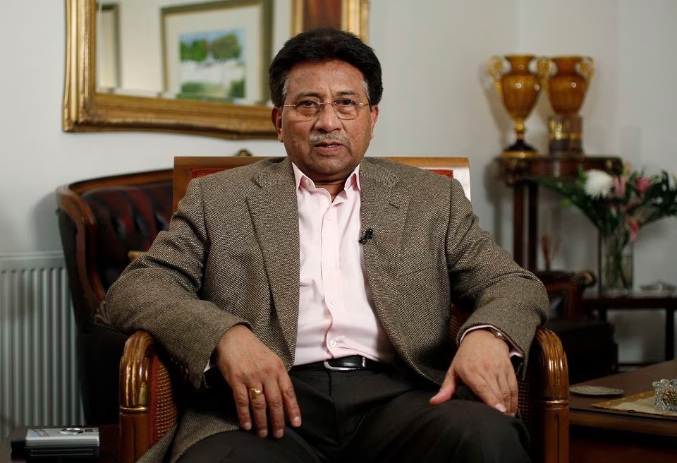 Former Pakistani President Pervez Musharraf poses for a picture after an interview in London, UK, January 16, 2011. /Reuters