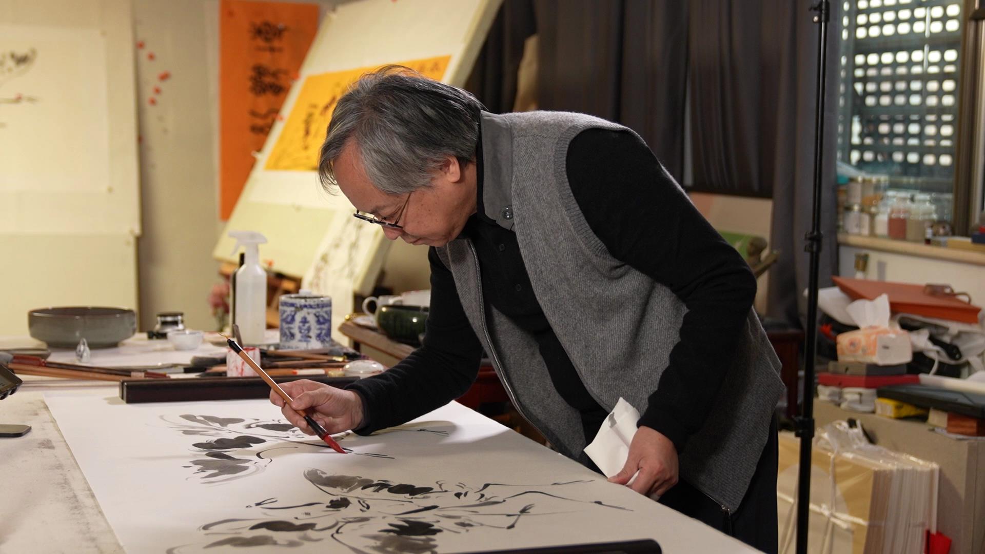 Lu Xiaobo paints cranes at his studio./ CGTN