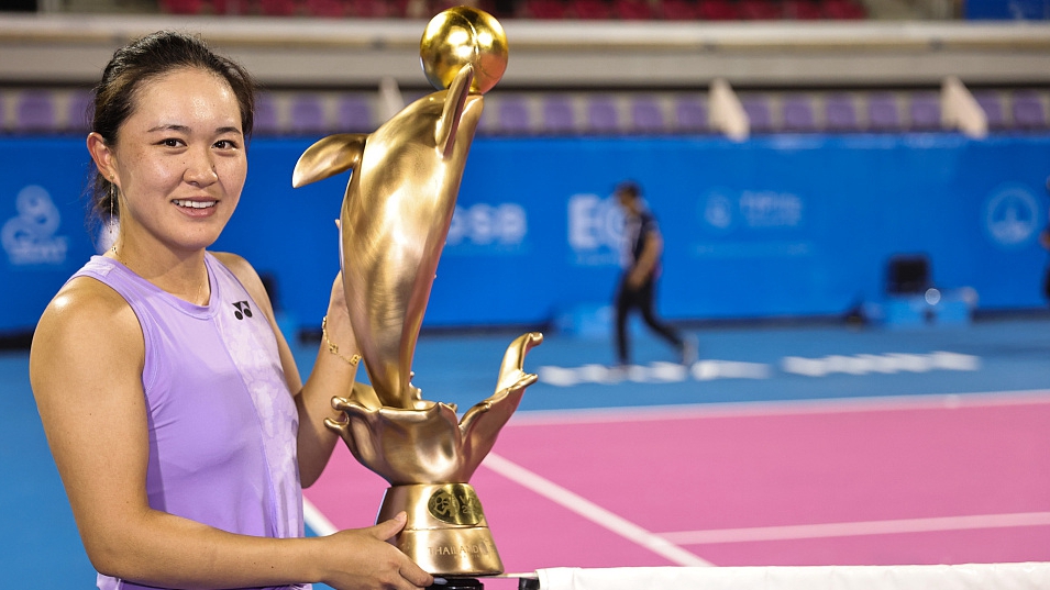 Zhu Lin poses with the women's singles trophy after beating Lesia Tsurenko at the Thailand Open in Hua Hin, Thailand, February 5, 2023. /CFP