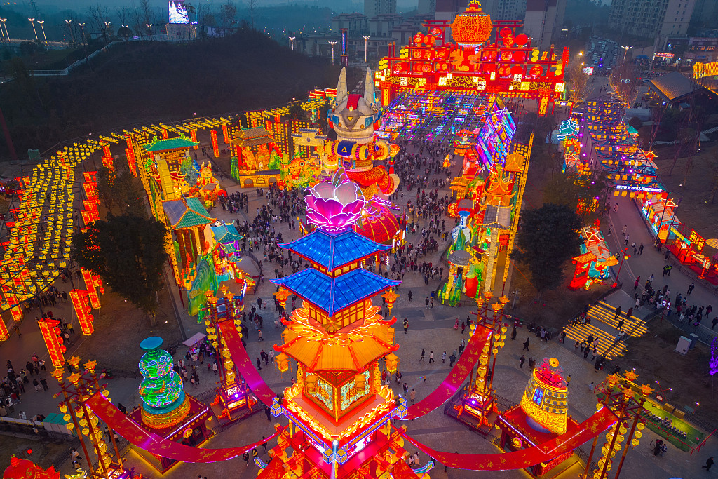 A sea of exquisite lanterns lights up the sky in Zigong, China's 
