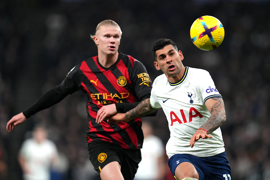Erling Haaland (L) of Manchester City battles for possession with Cristian Romero of Tottenham Hotspur during their clash at Tottenham Hotspur Stadium in London, England, February 5, 2023. /CFP