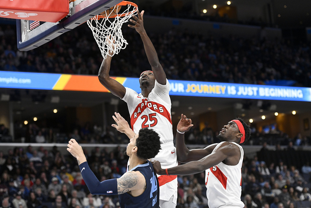 Chris Boucher (#25) of the Toronto Raptors shoots in the game against the Memphis Grizzlies at FedExForum in Memphis, Tennessee, February 5, 2023. /CFP
