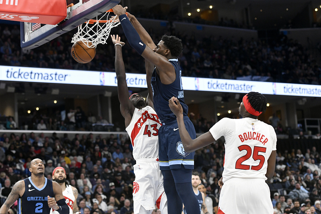 Jaren Jackson Jr. (C) of the Memphis Grizzlies dunks in the game against the Toronto Raptors at FedExForum in Memphis, Tennessee, February 5, 2023. /CFP