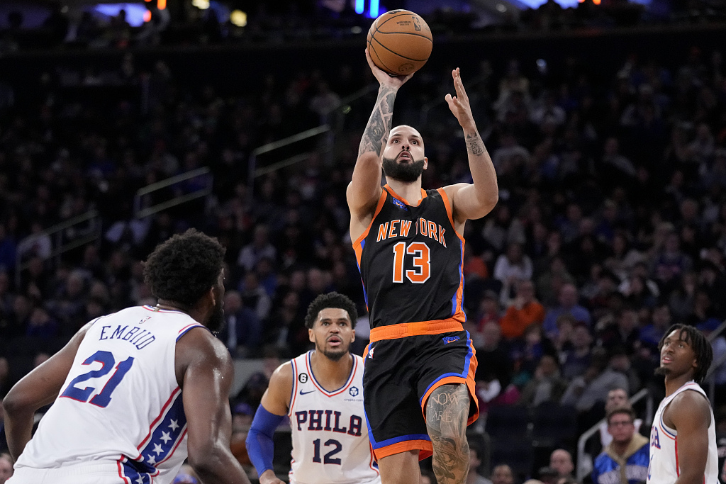 Evan Fournier (#13) of the New York Knicks shoots in the game against the Philadelphia 76ers at Madison Square Garden in New York City, February 5, 2023. /CFP