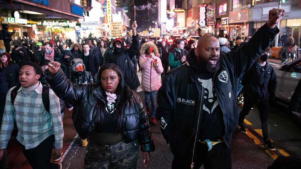 Protesters rally against the police assault of Tyre Nichols at Times Square in New York City, United States, January 27, 2023. /CFP