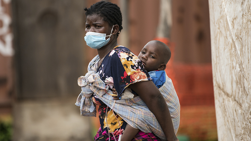 A woman carries her son, who has cholera, at Bwaila Hospital in Lilongwe central Malawi, January 11, 2023. /CFP