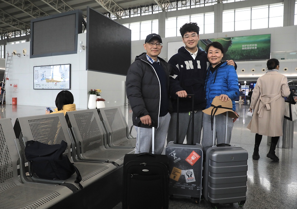 Chen and her family departed for Phuket, Thailand. /CFP
