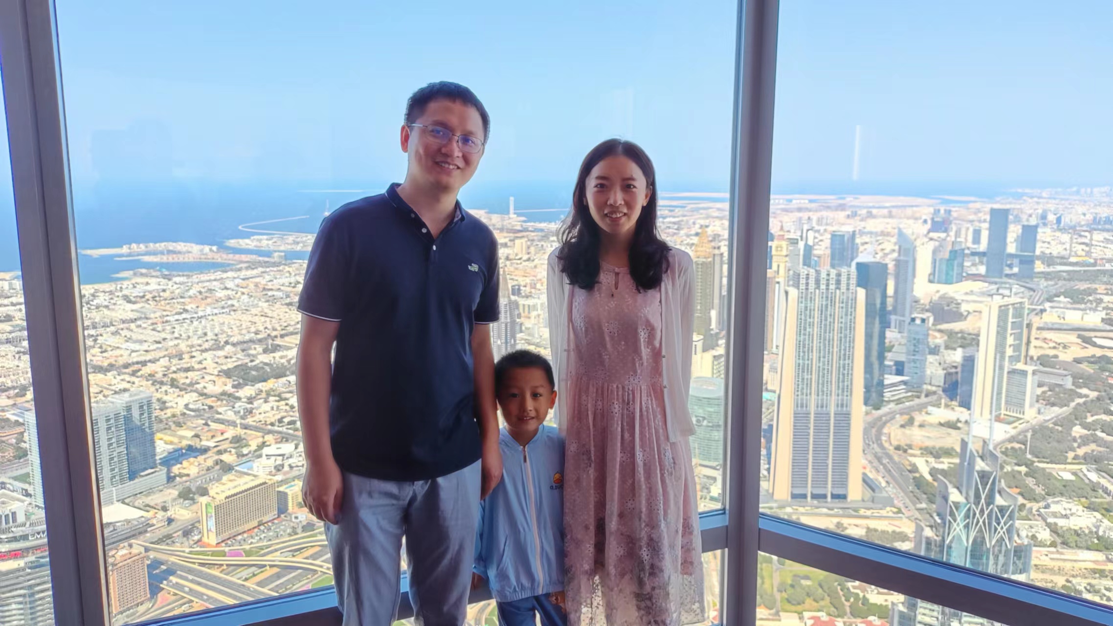 Han Hongmei and her family at the top of Burj Khalifa Tower, Dubai, United Arab Emirates, January 22, 2023. /Courtesy of Han Hongmei