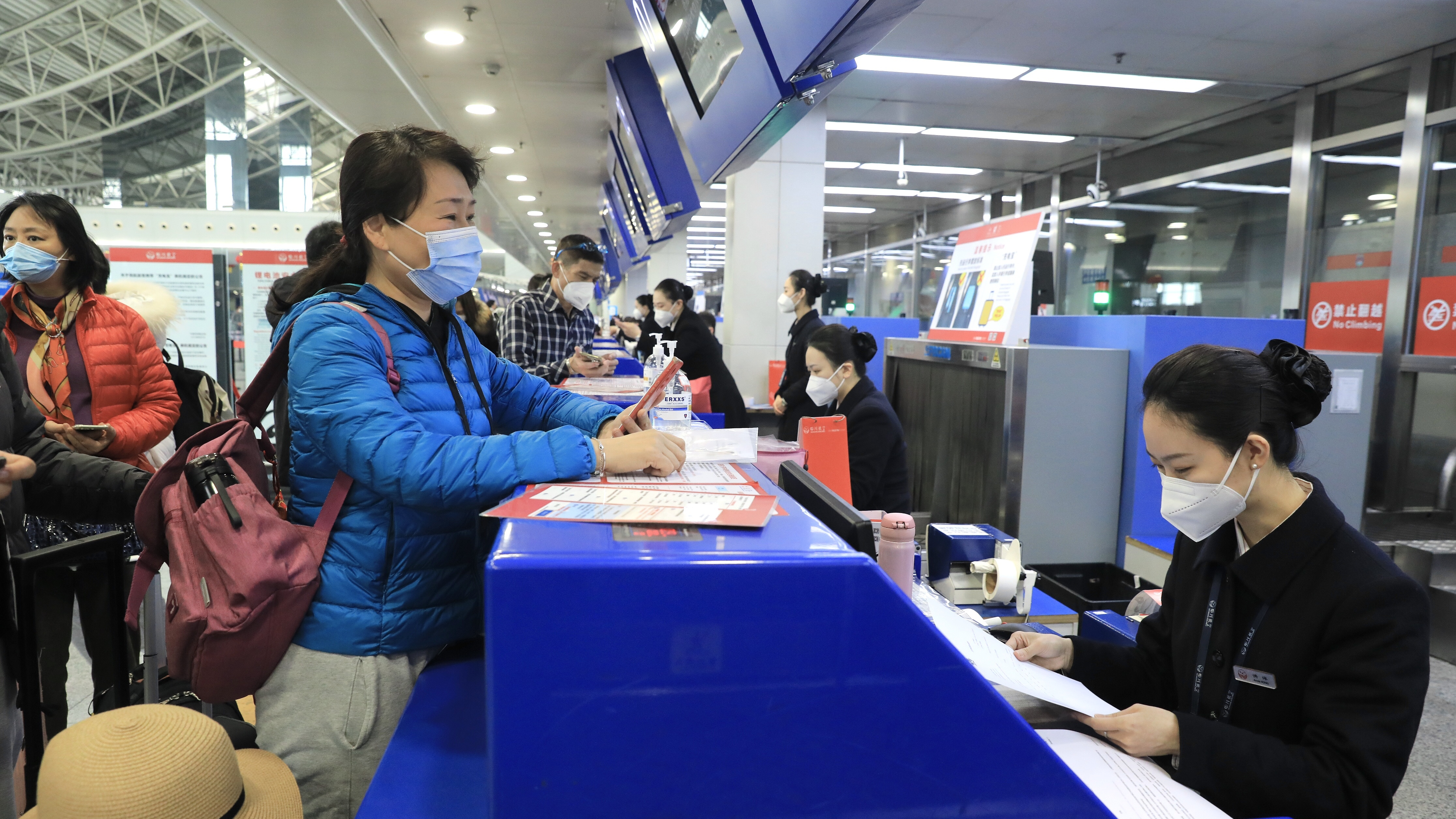 A tourist heading to Thailand checks in at an airport in Chengdu, southwest China's Sichuan Province, February 6, 2023. /CFP