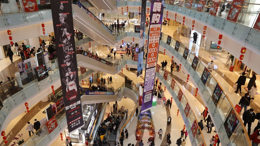 Consumers go shopping at a shopping mall in Kunming, southwest China's Yunnan Province, January 1, 2023. /Xinhua