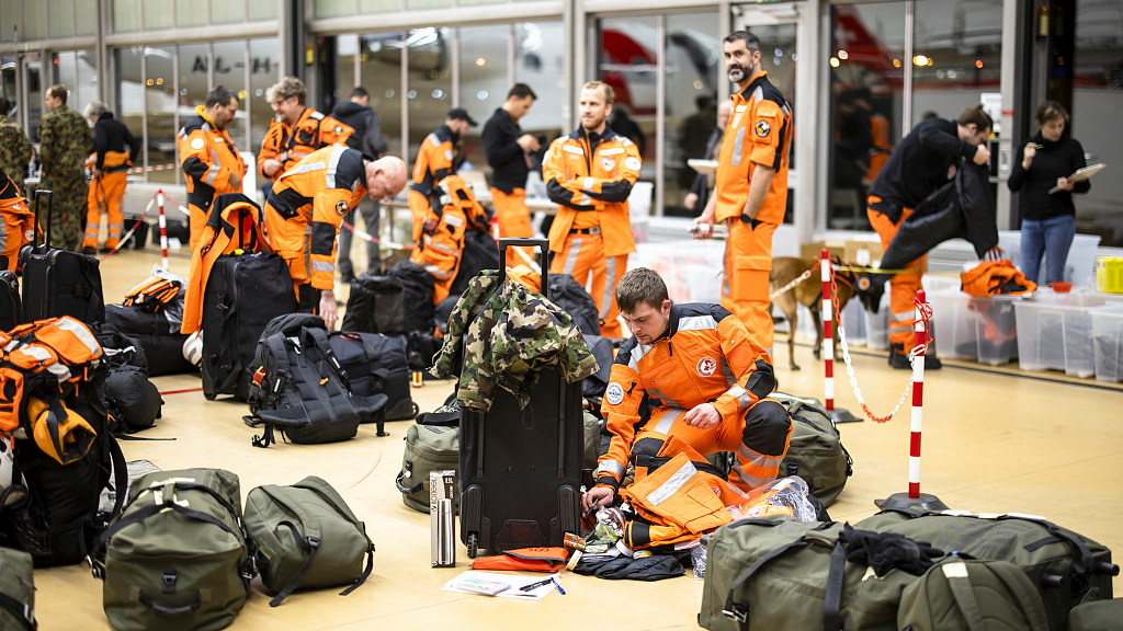 Swiss experts and rescuers with service dogs prepare to fly to the earthquake-hit Türkiye, at Zurich Airport, Switzerland, February 6, 2023. /CFP
