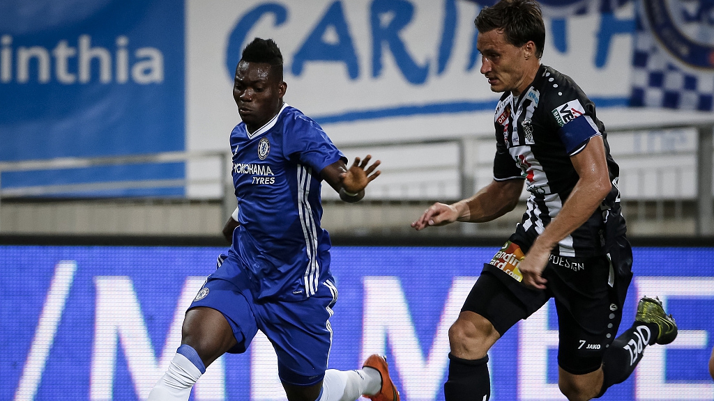Christian Atsu (L) in action during a friendly match between WAC RZ Pellets and Chelsea at Worthersee Stadion in Velden, Austria, July 20, 2016. /CFP