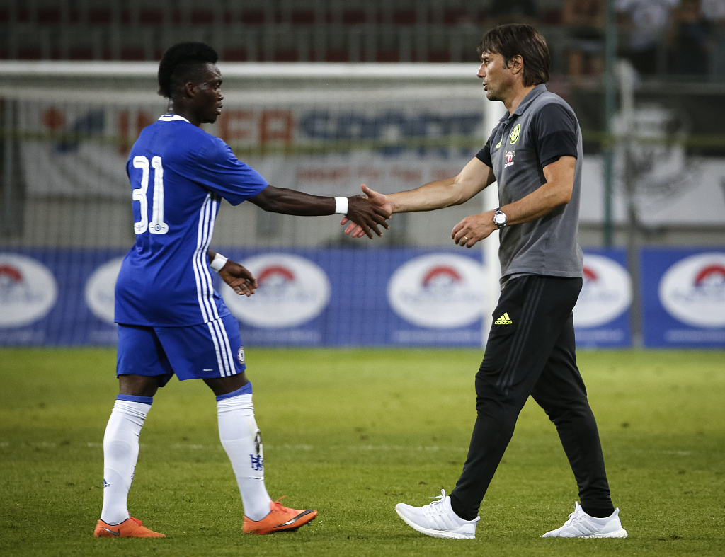 Head coach Antonio Konte (R) of Chelsea shake hands with Christian Atsu (L) after their friendly match against WAC RZ Pellets at Worthersee Stadion in Velden, Austria, July 20, 2016. /CFP