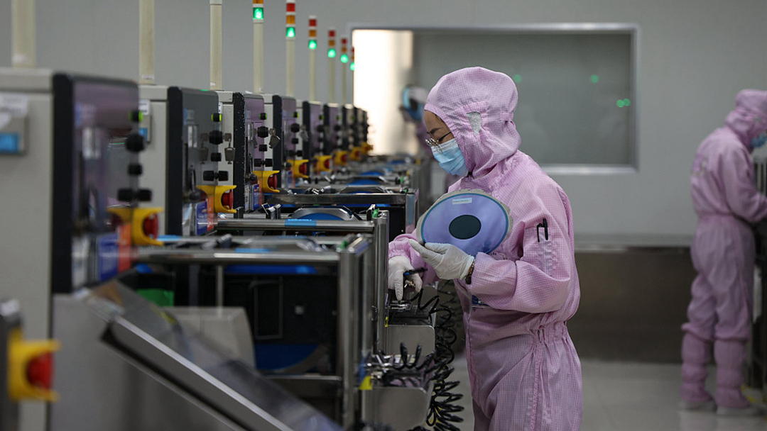 Employees work in the clean rooms of a semiconductor factory in east China's Shandong Province, January 9, 2022. /CFP