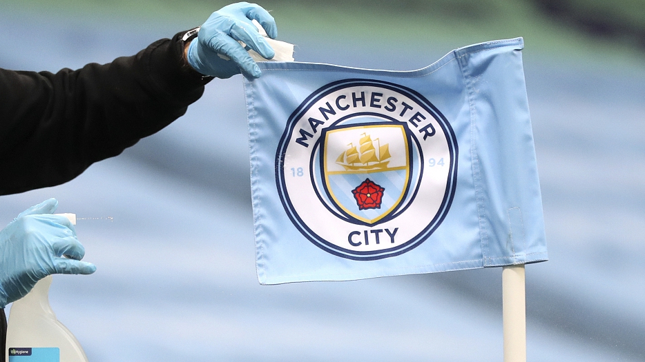 A groundsman disinfects a Manchester City corner flag ahead of their Premier League clash with Burnley at Etihad Stadium, Manchester, England, June 22, 2020. /CFP