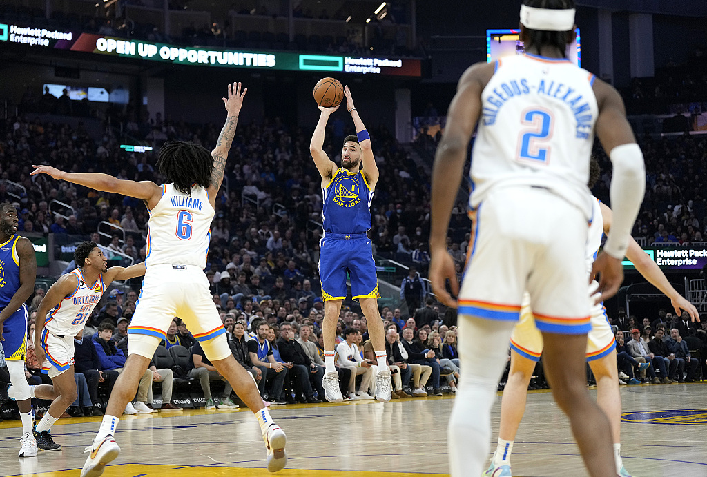 Klay Thompson (#11) of the Golden State Warriors shoots in the game against the Oklahoma City Thunder at the Chase Center in San Francisco, California, February 6, 2023. /CFP