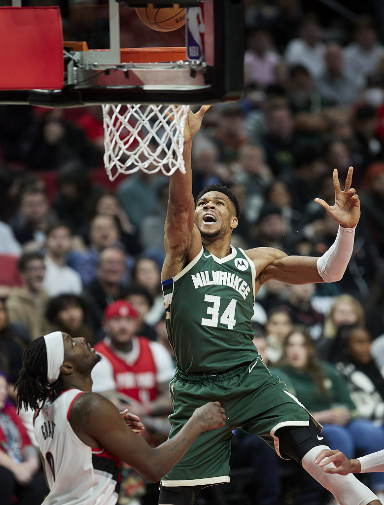 Giannis Antetokounmpo (#34) of the Milwaukee Bucks drives toward the rim in the game against the Portland Trail Blazers at the Moda Center in Portland, Oregon, February 6, 2023. /CFP