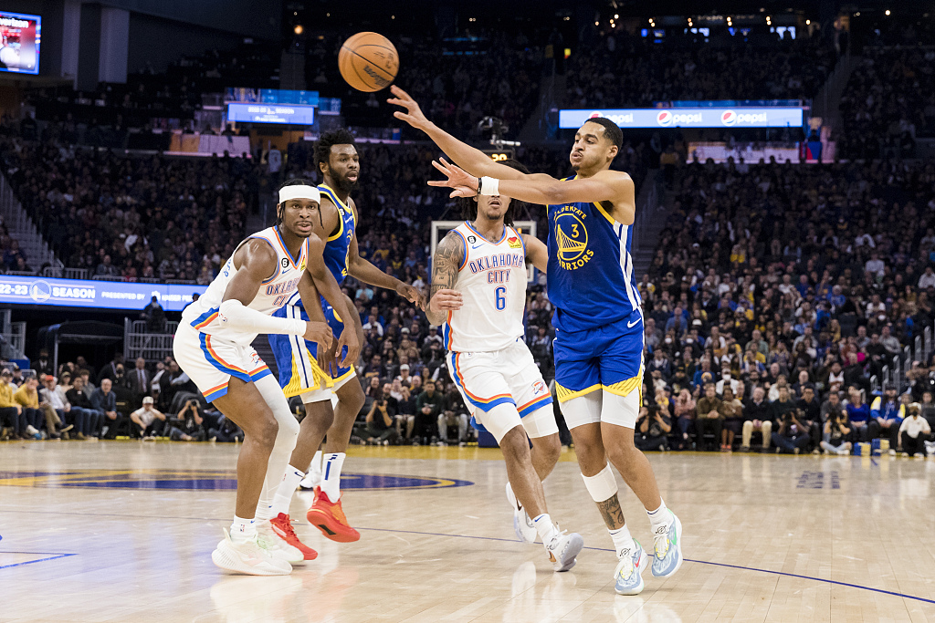 Jordan Poole (#3) of the Golden State Warriors passes in the game against the Oklahoma City Thunder at the Chase Center in San Francisco, California, February 6, 2023. /CFP