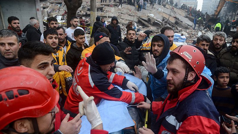 Rescue workers and volunteers pull out a survivor from the rubble in Diyarbakir in Türkiye, after a 7.8-magnitude earthquake struck the country's south-east, February 6, 2023. /CFP