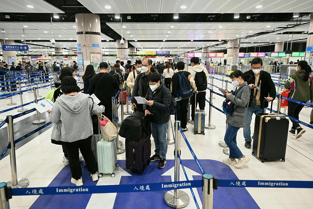 Travellers from the Chinese mainland queue up at a border checkpoint in Lok Ma Chau, New Territories of the Hong Kong Special Administrative Region, south China, January 8, 2023. /CFP