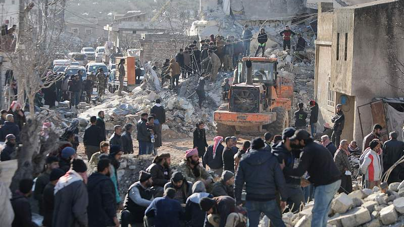 Syrian rescuers and civilians move among the rubble of a collapsed building in the town of Jandairis, Syria, February 7, 2023. /CFP