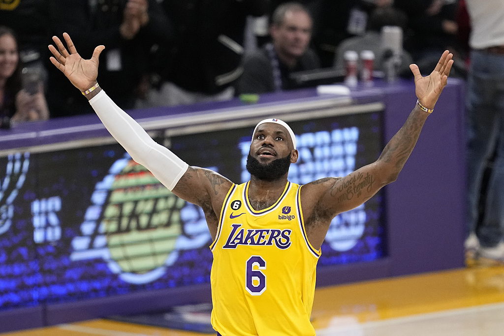 LeBron James celebrates after scoring to pass Kareem Abdul-Jabbar to become the NBA's all-time leading scorer, February 7, 2023, Los Angeles, U.S. /CFP