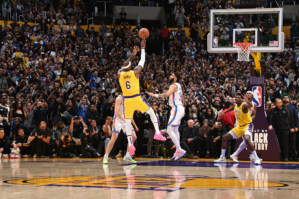 LeBron James, #6 of the Los Angeles Lakers, shoots the ball to break Kareem Abdul-Jabbar's all time scoring record of 38,387 points during the game against the Oklahoma City Thunder in Los Angeles, U.S., February 7, 2023. /CFP