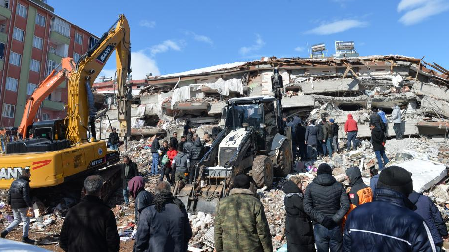 Rescuers search for survivors among the rubble of a building destroyed in quake-hit Besni District of Adiyaman Province, Türkiye, February 8, 2023. /CFP