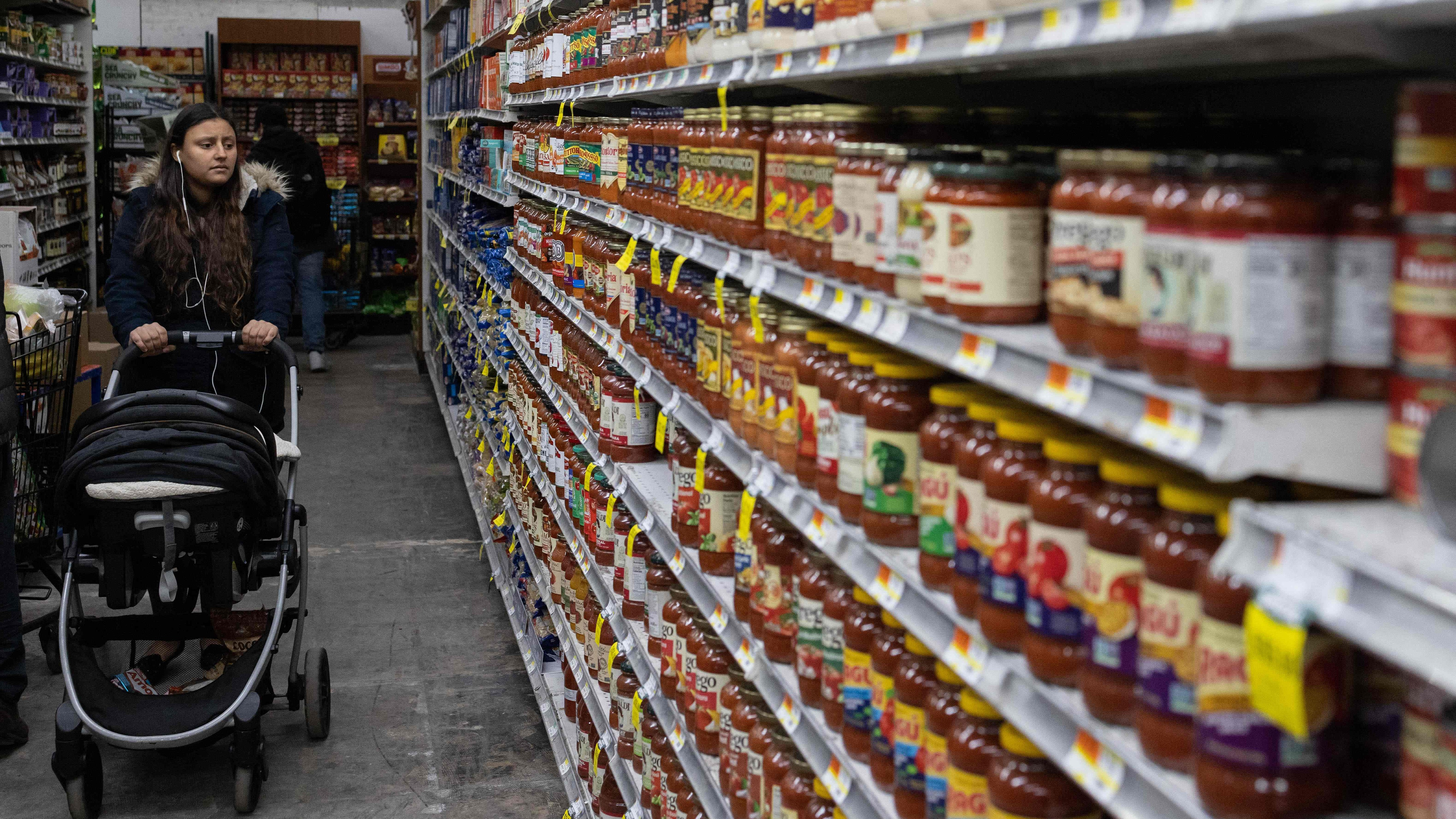 A person shops at a supermarket in New York City, the United States, December 14, 2022. /CFP