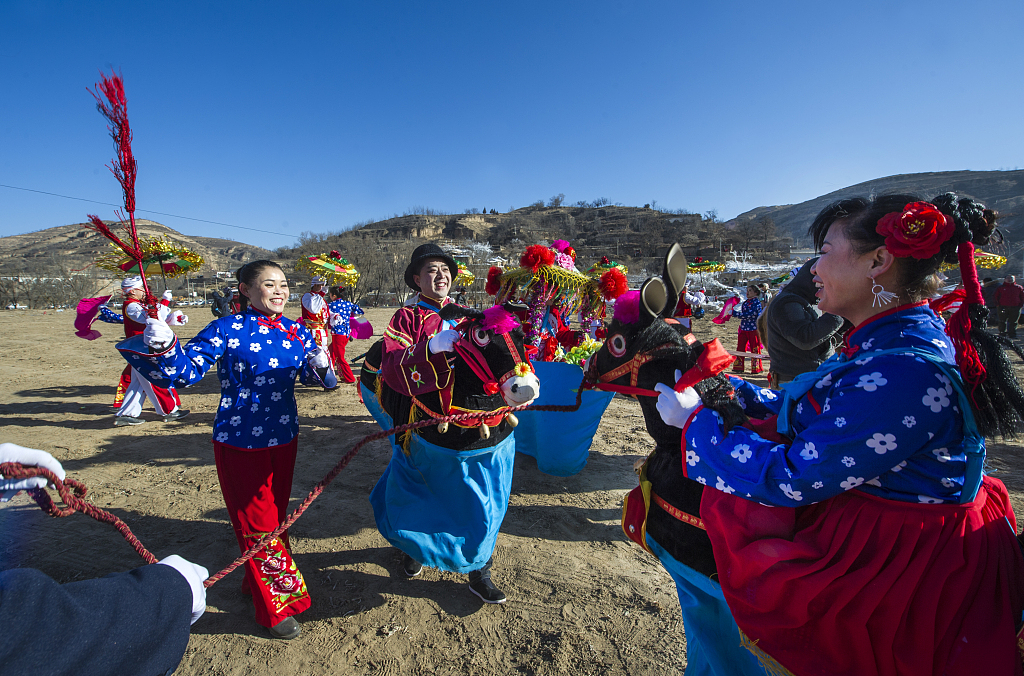 Locals perform yangko dance with donkey costumes in Yulin, Shaanxi. /CFP