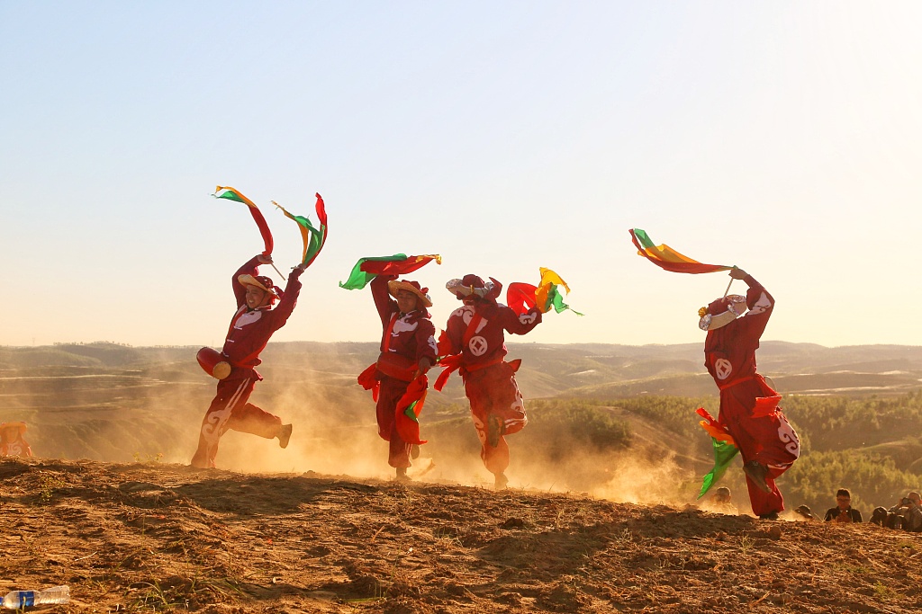 Several villagers perform Hengshan waist drum dance in Hengshan County of Yulin. /CFP