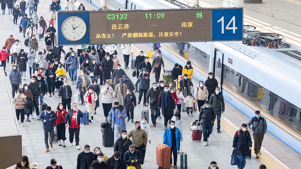 Passengers at Nanjing Railway Station during the Spring Festival travel rush in east China's Jiangsu Province, January 30, 2023. /CFP