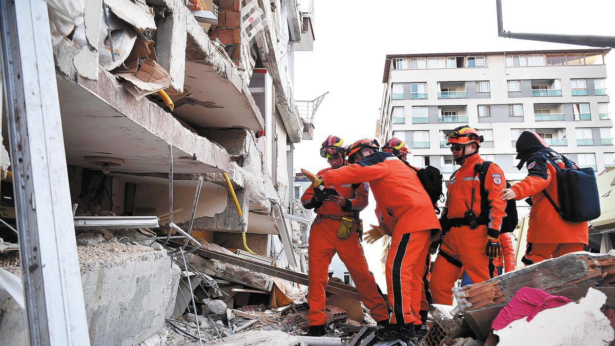 Members of the China Search and Rescue Team carry out operation on earthquake debris in the southern province of Hatay, Türkiye, February 8, 2023. /Xinhua