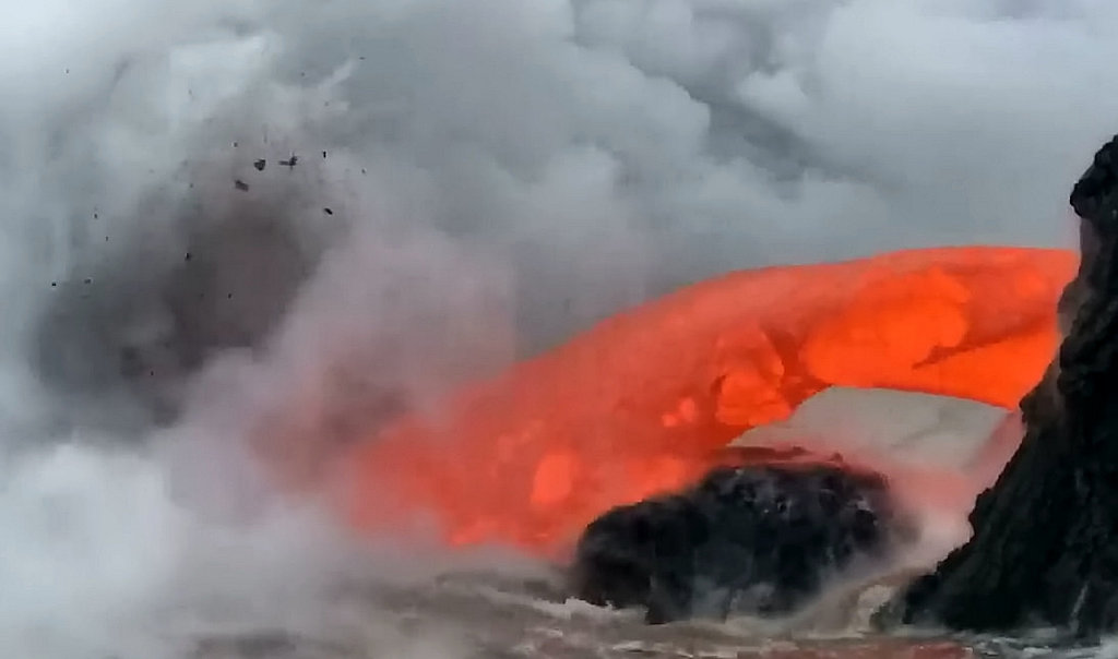 Tonnes of molten lava spew from a collapsed volcano into the sea at the Kamokuna lava delta in Hawaiion December 31, 2017. /CFP