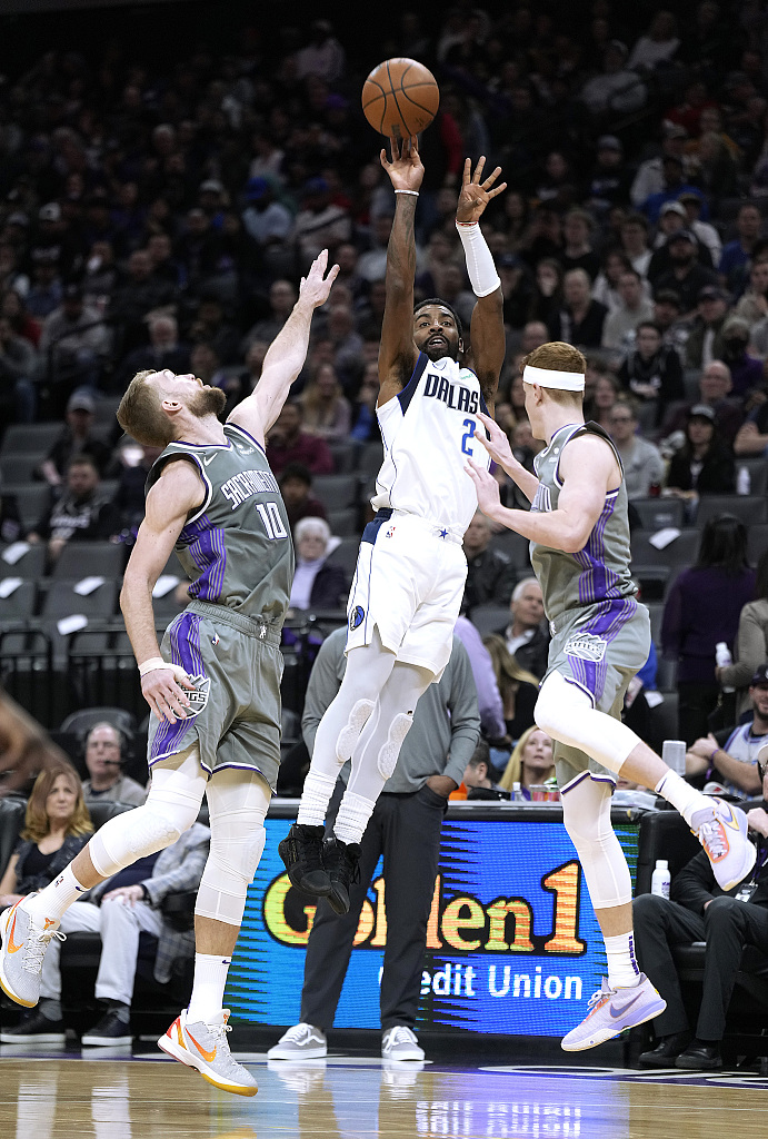 Kyrie Irving (#2) of the Dallas Mavericks shoots in the game against the Sacramento Kings at the Golden 1 Center in Sacramento, California, February 10, 2023. /CFP