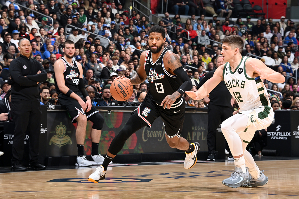Paul George (#13) of the Los Angeles Clippers penetrates in the game against the Milwaukee Bucks at the Crypto.com Arena in Los Angeles, California, February 10, 2023. /CFP