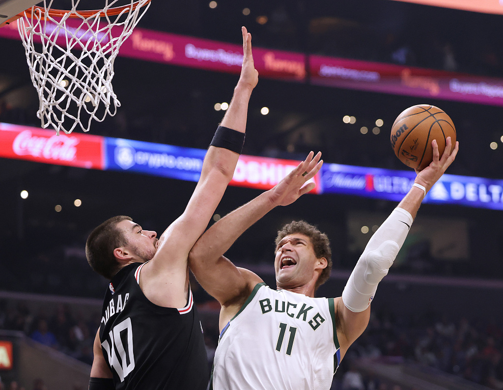 Brook Lopez (#11) of the Milwaukee Bucks shoots in the game against the Los Angeles Clippers at the Crypto.com Arena in Los Angeles, California, February 10, 2023. /CFP