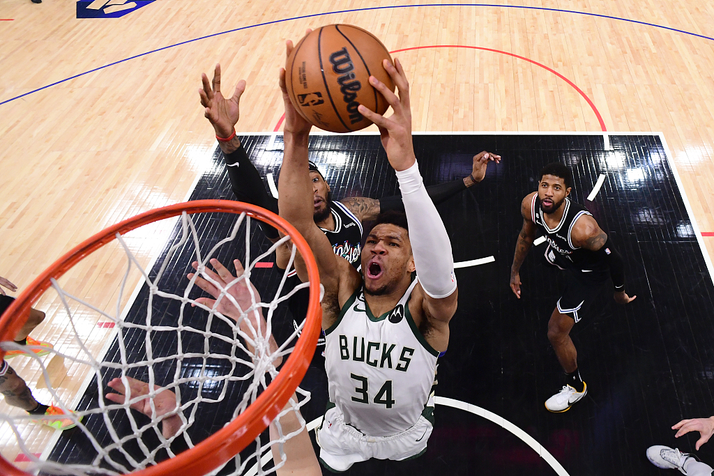 Giannis Antetokounmpo (#34) of the Milwaukee Bucks drives toward the rim in the game against the Los Angeles Clippers at the Crypto.com Arena in Los Angeles, California, February 10, 2023. /CFP