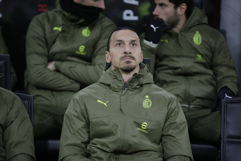 Zlatan Ibrahimovic of AC Milan watches the match from the bench at San Siro Stadium in Milan, Italy, February 10, 2023. /CFP
