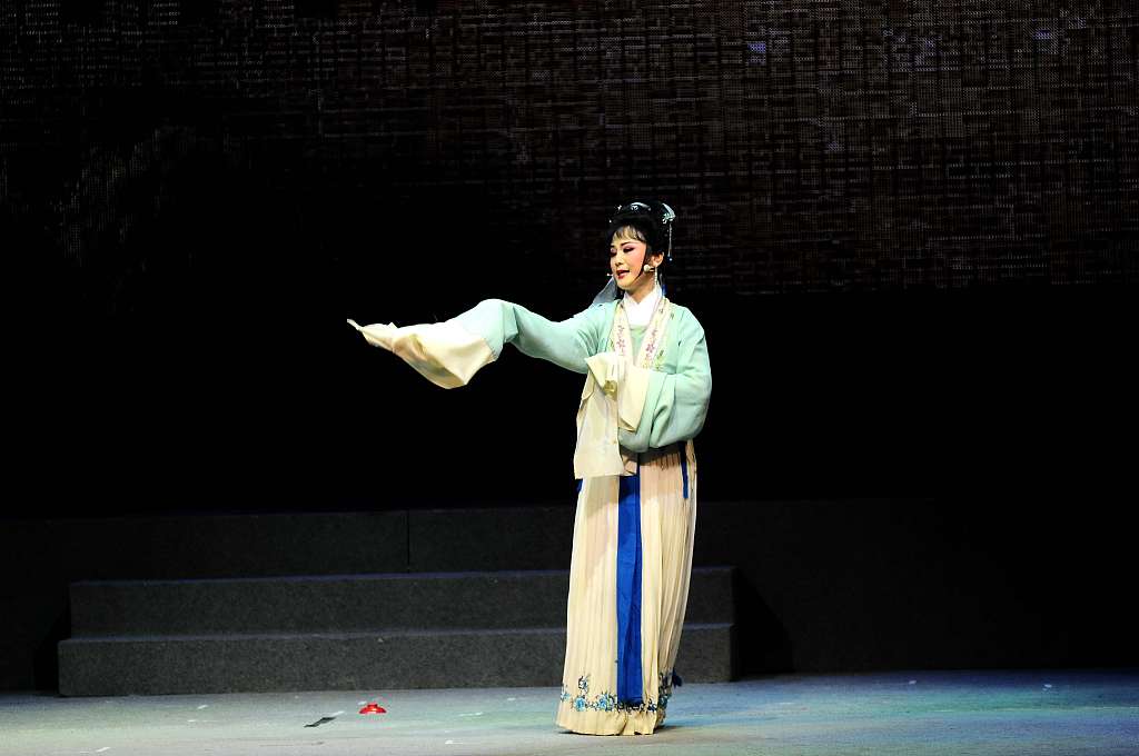 An artist performs a folk opera inspired by the tale of Lady Meng Jiang in Nanjing, Jiangsu, on March 15, 2013. /CFP