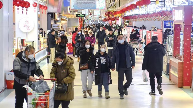 People shop at a shopping mall in Changchun, northeast China's Jilin Province, January 23, 2023. /Xinhua