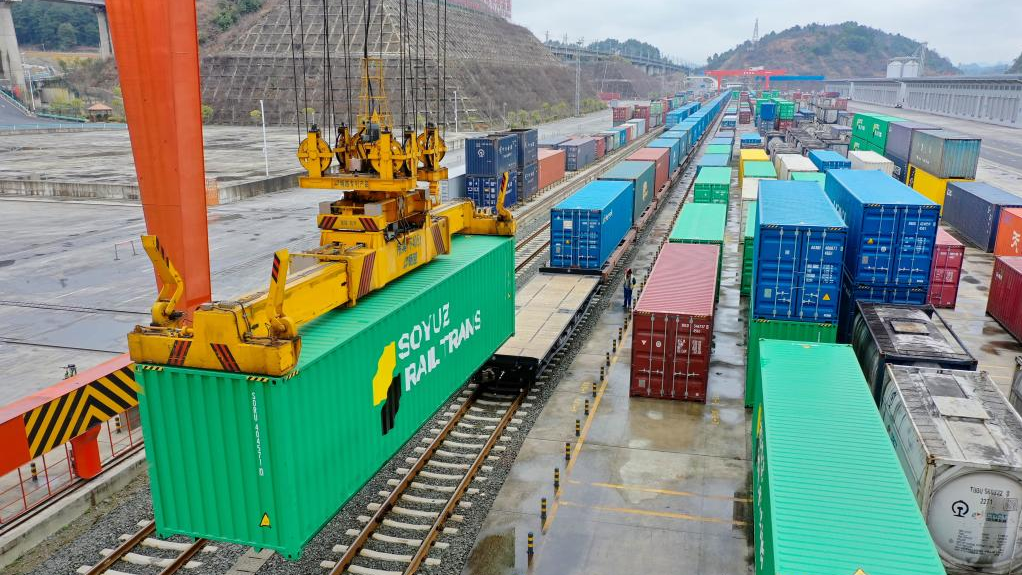 A China-Europe freight train loading containers at Dulaying Station in Guiyang, southwest China's Guizhou Province, February 9, 2023. /Xinhua