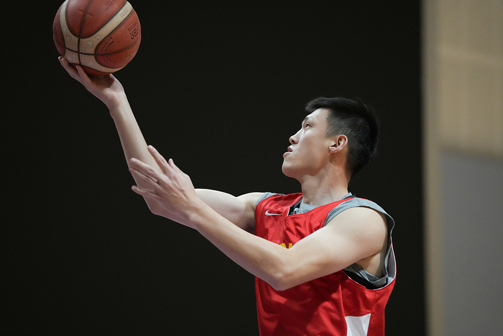 Zhou Peng of the Chinese men's national basketball team drives toward the rim during practice in east China's Shanghai Municipality, February 11, 2023. /CFP