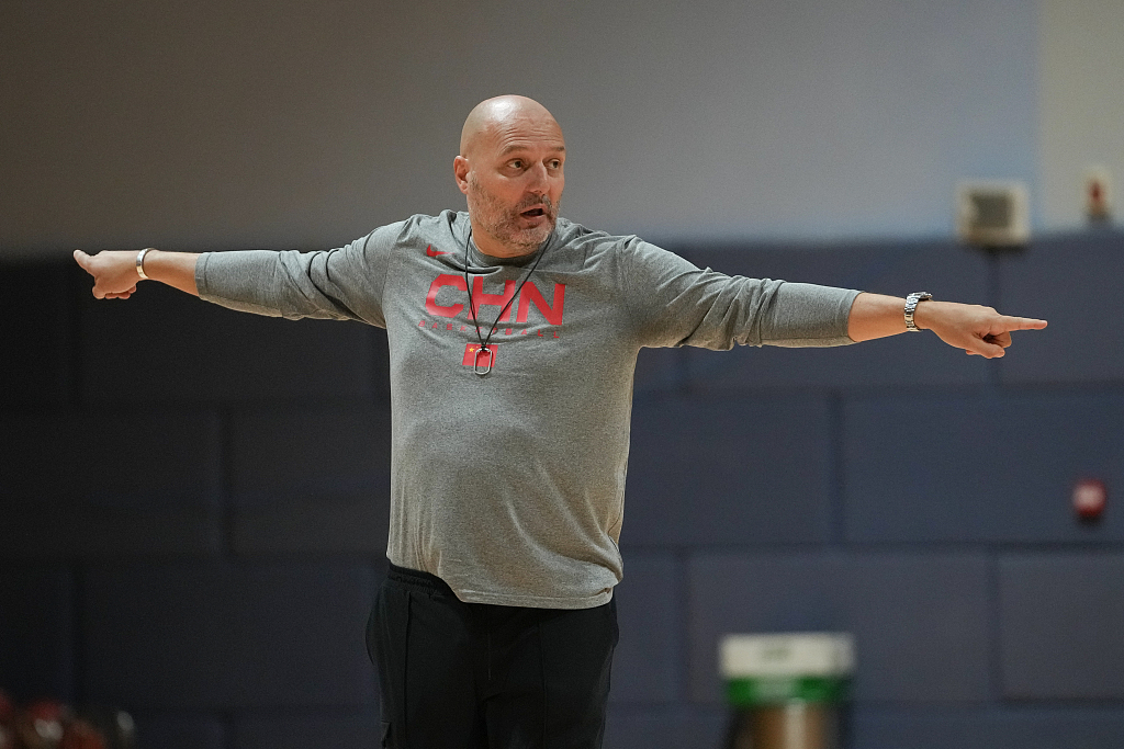 Aleksandar Djordjevic, head coach of the Chinese men's national basketball team, gives instructions to players during practice in east China's Shanghai Municipality, February 11, 2023. /CFP