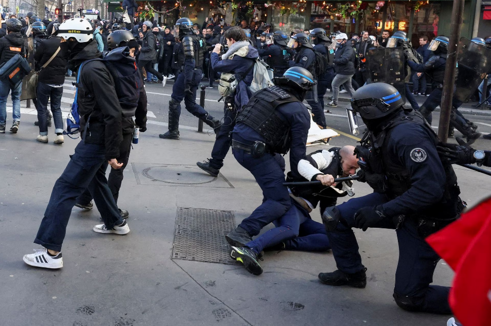 Police officers clash with a protester during a demonstration against the French government's pension reform plan as part of the fourth day of national protests in Paris, France, February 11, 2023. /Reuters