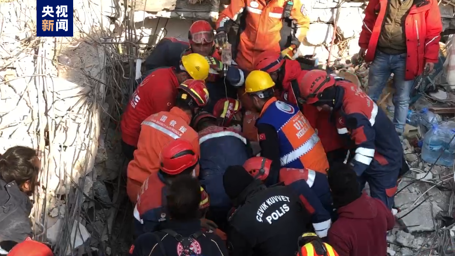 The Chinese rescue team pulls a man from the ruins of a collapsed building in the southern Turkish city of Antakya, February 12, 2023. /China Media Group