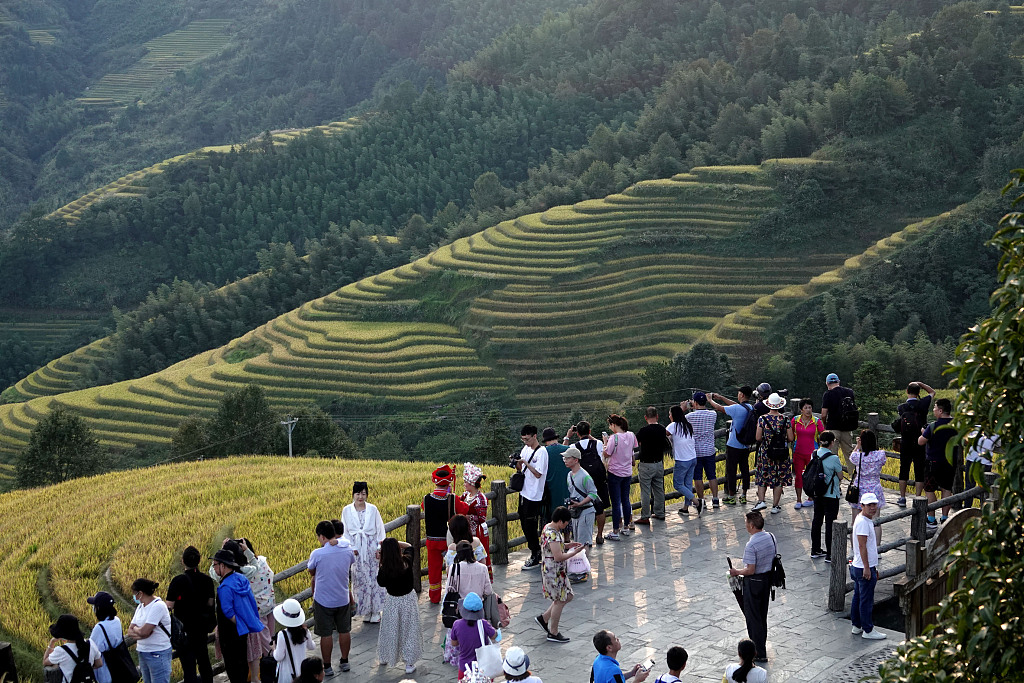 Tourists admire the scenery among the terraced fields of Dazhai Village in Guangxi Zhuang Autonomous Region. /CFP