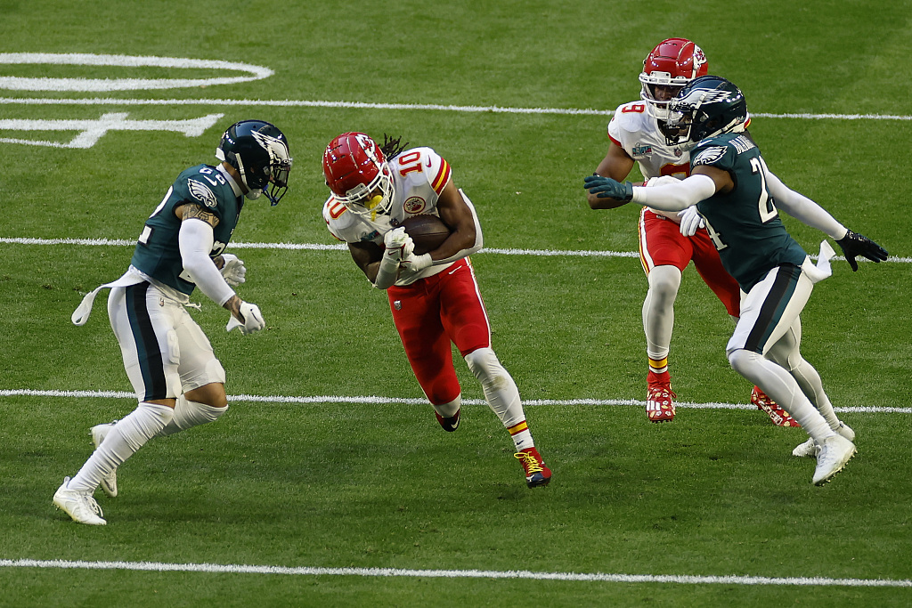 Running back Isiah Pacheco (#10) of the Kansas City Chiefs rushes in Super Bowl LVII against the Philadelphia Eagles at State Farm Stadium in Glendale, Arizona, February 12, 2023. /CFP