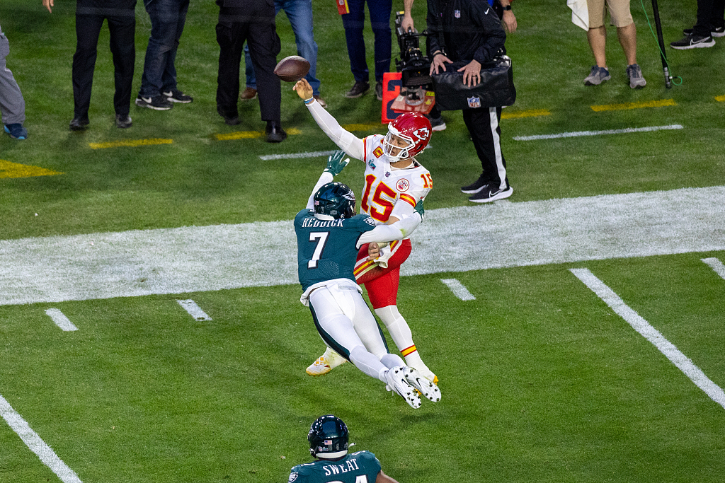 Quarterback Patrick Mahomes (#15) of the Kansas City Chiefs passes in Super Bowl LVII against the Philadelphia Eagles at State Farm Stadium in Glendale, Arizona, February 12, 2023. /CFP
