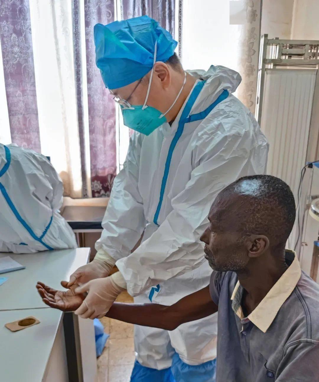 Members of the 19th Chinese medical team dispatched to the Central African Republic checking a local patient. /CMG